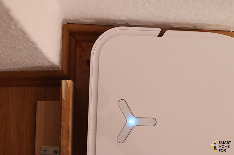 ECOVACS DEEBOT X5 OMNI saugt Linsen auf dem Teppich